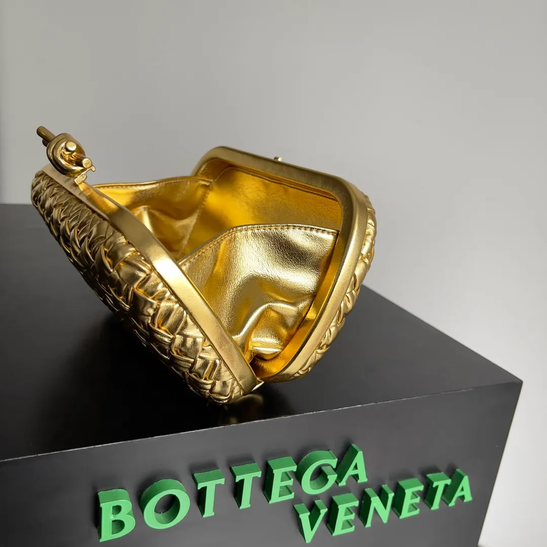 Batch 1860 BV Knot | The classic return of the evening bag. Original leather ➕ Stainless steel hardware ➕ 24k real gold plating ➕ Fully handmade. Those who know the history of our brand should have heard that the knot is a story of Bottega Veneta, and it is also one of the more important design elements. Matthieu Blazy's work this season sublimates Knot's classics, with a new knot design and a woven shoulder strap, plus Fouland Intreccio's weaving technology, adding some fashion to the retro and nostalgic feel of the past. Style number: 717622 Size: 20.5*6*12.5